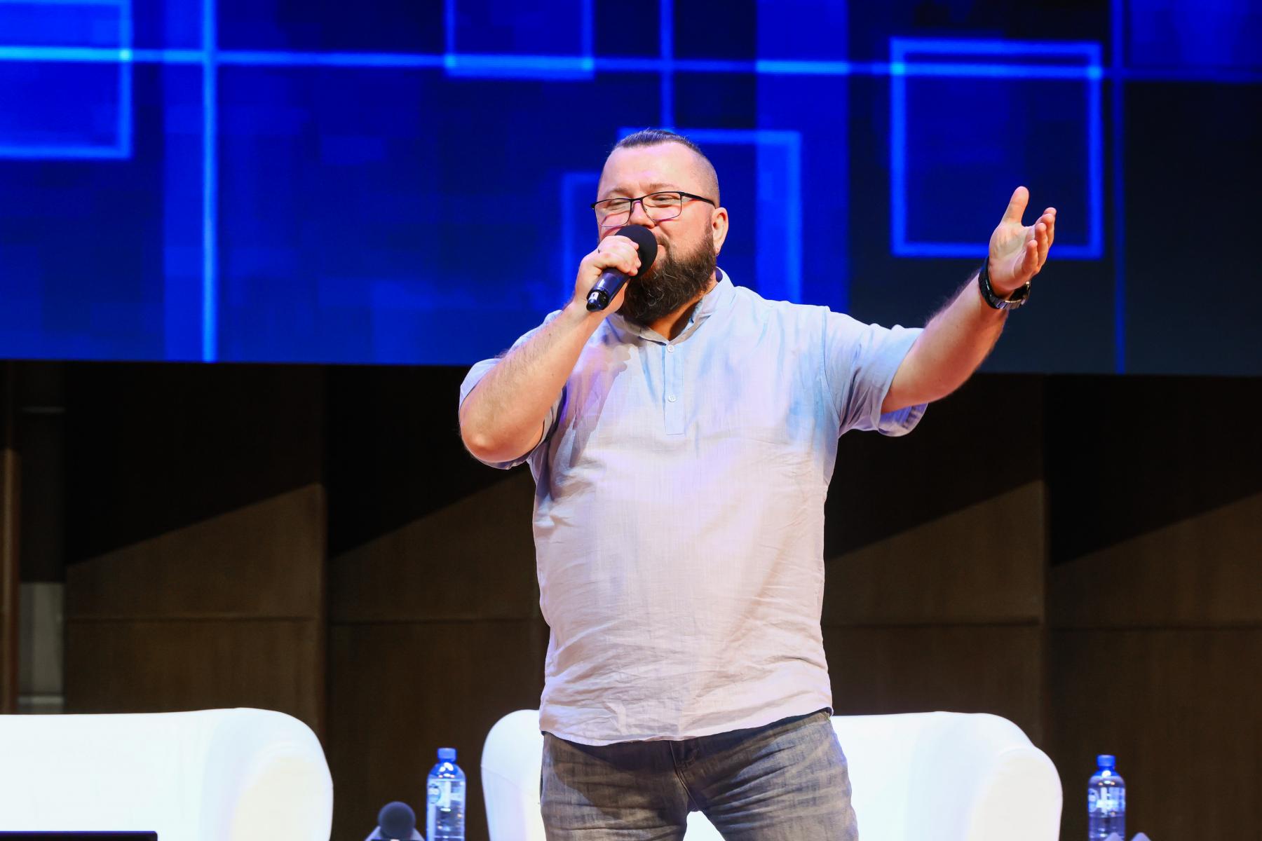 Фото Соловьёв, Савочкин, Никишева: звездные гости собрали на форуме в Новосибирске свыше тысячи человек – 100 ярких кадров 52